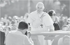 ?? — Gambar AFP ?? SELAMAT TIBA: Pope Francis melambai kepada jemaat ketika beliau tiba di Piazza Armerina, tengah Sicily semalam.