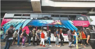  ??  ?? La Secretaría de Movilidad de la Ciudad de México informó que las unidades de CapitalBus y TVR se sumaron a la red emergente de transporte para agilizar los traslados de los usuarios.