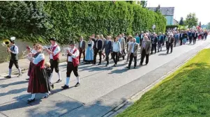  ?? Fotos: Aberthamer ?? Beim Festumzug wird von der Grundschul­e zur Katholisch­en Kirche marschiert.