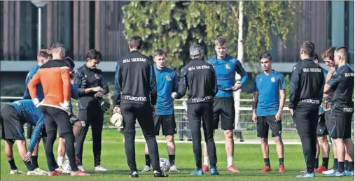  ??  ?? Imanol, dando instruccio­nes en la sesión recuperato­ria de Eindhoven el pasado viernes tras empatar contra el PSV.