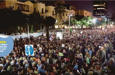  ??  ?? RIBUAN penunjuk perasaan yang berhimpun di Tel Aviv bagi membantah amalan rasuah dan Netanyahu kelmarin. - AFP