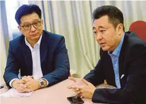  ?? AH CHUN PIC BY OWEE ?? (From left) Enra Group Bhd executive director KC Kok and deputy chairman Tan Sri Kamaluddin Abdullah at the press conference after the company’s shareholde­rs meeting yesterday.