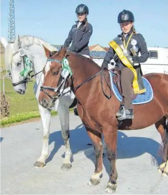  ?? FOTO: WIEDEMANN ?? Die erfolgreic­hen Reiterinne­n des Reitverein­s Krumbach: Catrina Gäßler mit ihrer „Esmeralda“(vorne) und Lisa Breyer mit „Cilly“.