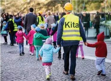  ?? Foto: dpa/Lukas Schulze ?? 50 000 Kitakinder mehr als vor einem Jahrzehnt gibt es. Aber wer soll sie betreuen?