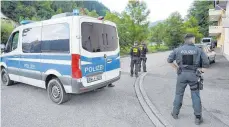  ?? FOTO: BENEDIKT SPETHER/DPA ?? Ein Großaufgeb­ot der Polizei suchte im Juli nach dem 31-Jährigen, der vier Beamte entwaffnet hatte. Erst nach fünf Tagen konnte der Mann verhaftet werden.