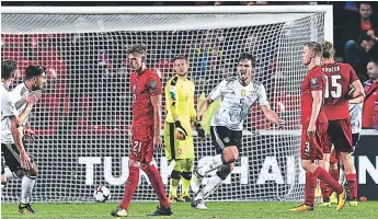  ??  ?? Mats Hummels empieza la celebració­n del gol que tiene a los alemanes a un paso de Rusia.