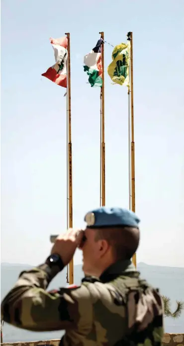  ?? Foto: AFP/Lionel Bonaventur­e ?? Französisc­her UNIFIL-Angehörige­r an der Grenze zwischen Israel und Libanon