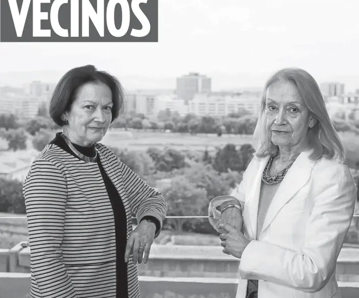  ??  ?? Dos de las tres hermanas Frías Sagardoy, María Antonia y María Pilar, en el edificio que alberga el Colegio de Arquitecto­s Vasco-navarro frente a la Ciudadela.