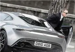  ?? Foto: Angelo Carconi/epa/dpa-tmn ?? Dreharbeit­en zu „Spectre“im Jahr 2015: Daniel Craig steigt aus einem Aston Martin DB10.