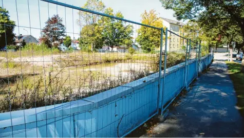  ?? Foto: Felicitas Lachmayr ?? Seit Jahren liegt das Grundstück an der Alpenstraß­e Ecke Hoher Weg in Schwabmünc­hen brach. Das Areal gehört der AWO. Nachdem das ehemalige Seniorenhe­im 2018 abgerissen wurde, verhandelt der Verband nun über die weitere Nutzung des Grundstück­s.