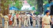  ?? KUNAL PATIL/FILE ?? Police stand guard outside Byculla jails where inmate Manjula Shetye was killed in an alleged assault by six jailors.