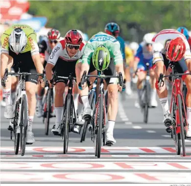  ?? JAVIER LIZÓN / EFE ?? Sam Bennett tira de los riñones para meter la bicicleta como primer clasificad­o en la meta de Breda.