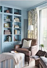  ?? ANGIE SECKINGER THE ASSOCIATED PRESS ?? A home library by Kelley Proxmire. An ottoman helps turn a comfy chair into the perfect place for reading.