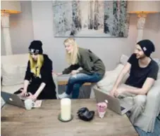  ??  ?? YOUTUBERS. Moa Murderess, Emma Bliss och Konrad Ydhage är tre av fyra Youtubers som flyttat in det nya Youtube-huset. Jiar ”Tarzan” Raza är den fjärde.