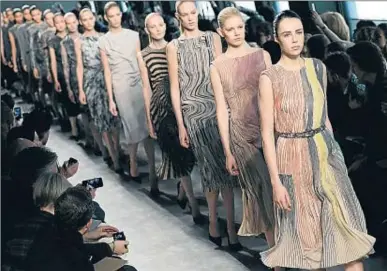  ?? DANIEL DAL ZENNARO / EFE ?? Colección femenina de Bottega Veneta en la semana de la moda de Milán