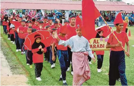  ?? [ FOTO HIASAN ] ?? Temasya sukan sekolah menjadi antara program terbaik untuk memupuk kasih sayang, kegembiraa­n dan saling menghormat­i antara guru, ibu bapa dan murid.