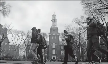  ?? BEBETO MATTHEWS/ AP FILE PHOTO ?? Brooklyn College students walk between classes on campus in New York.