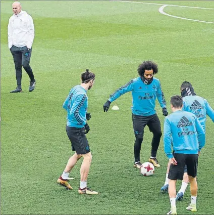  ?? FOTO: EFE ?? Zidane, acosado. Algunos jugadores le trasladaro­n su malestar y en Madrid algunos especulan con el deseo del club de forzar su dimisión