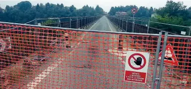  ??  ?? Lo stop Le barriere poste nella notte fra venerdì e sabato all’imboccatur­a bergamasca del ponte San Michele