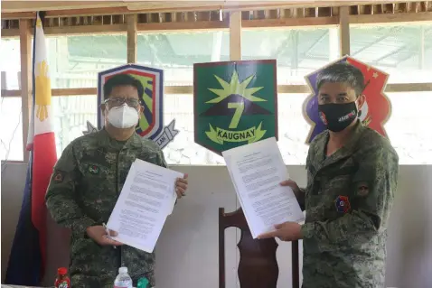  ?? MOA. (48th IB) ?? Army 48th Infantry Battalion signs a Memorandum of Understand­ing with Bulacan State University and 304th Bulacan Ready Reserve Infantry Battalion for the capacity building of soldiers.