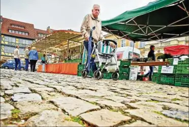  ??  ?? Nicht nur für Menschen mit Rollatoren ist der Weg über den Obermarkt beschwerli­ch. Auch Touristike­r Kai Pagenkopf kritisiert den Zustand vor der Brotlaube. Foto: Daniel Volkmann