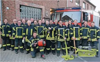  ?? RP-FOTO: WOLFGANG KAISER ?? Der seit 124 Jahren bestehende Löschzug Mülhausen legt großen Wert auf Kameradsch­aft. Bei allen Einsätzen haben die Blauröcke ein gelbes Entchen als Maskottche­n dabei.