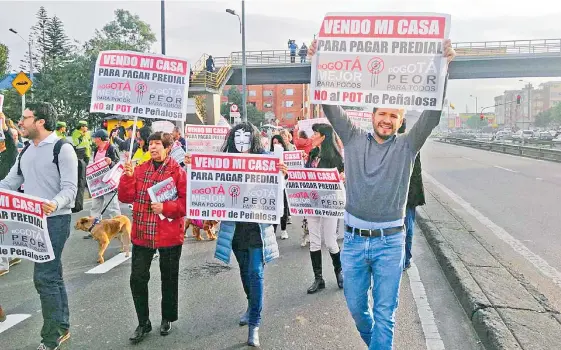  ?? AGENCIA DE PERIODISMO INVESTIGAT­IVO ?? El barrio Normandía fue uno de los sectores donde más gente salió a protestar contra este aumento del impuesto, pues según ellos se está convirtien­do en un arriendo.