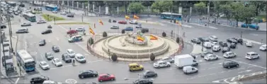  ??  ?? VALLADA. Como siempre que el Madrid aspira a un título, el Ayuntamien­to ha vallado la Cibeles.