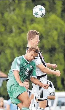  ?? ARCHIV-FOTO: THOMAS WARNACK ?? Martin Schrode (vorne) kehrt gegen Oberzell wohl wieder in die Altheimer Mannschaft zurück.