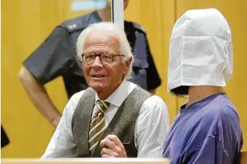  ?? Foto: Jörg Heinzle ?? Haidar A., 26, – hier mit Anwalt Walter Rubach – steht in Augsburg vor Gericht, weil er laut Anklage fünf Richter und einen Staatsanwa­lt ermorden wollte. Weil er wiederholt um sich spuckte, muss er jetzt eine Haube tragen.