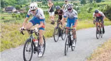  ?? FOTO: GÜNTER SCHÜLE ?? Valentin Kegreiß (von links), Matthias Herrmann und Levi Meßmer beim Rennen in Oberbergen.