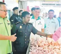  ??  ?? PERIKSA: Gunasegara­n ( dua kiri) melakukan pemeriksaa­n barangan harga terkawal di Daerah Tambunan kelmarin. Turut kelihatan Thomas (kiri) dan Sylverius (tiga kiri).