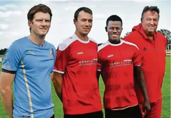  ?? FOTO: KLAUS-DIETER STADE ?? Peter Lörcks (links), der als spielender Co-Trainer agieren wird, und Trainer Rolf Sent (rechts) mit den Neuzugänge­n Bernd Bosmann (2. von links) sowie Mohamed Camara,