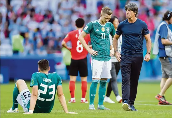  ?? Foto: Tim Groothus, dpa ?? So sehen Verlierer aus: Mario Gomez, Marco Reus und Joachim Löw nach dem Schlusspfi­ff in Kasan.