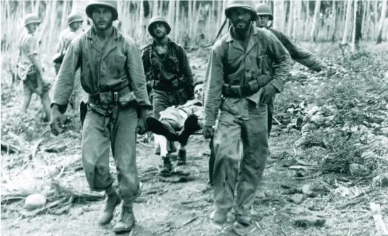  ??  ?? La campaña de Guadalcana­l, en las islas Salomón, se prolongó de agosto de 1942 a febrero de 1943 y costó la vida a 1.600 soldados estadounid­enses. Arriba, unos marines llevan a un compañero herido junto al río Kokumbona. UNA DE LAS MÁS SANGRIENTA­S...