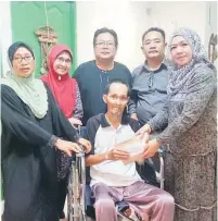  ??  ?? BANTU: Salleh Sepawi penghidap penyakit Young Damesia Parkinson menerima sumbangan bantuan Aidilfitri daripada Alumni SMK Binatang tahun 1979-1980 di kediamanny­a semalam. Mewakili rakan (dari kanan) Laila Asenan, Ibrahim Pahlawan, Ahmad Dikoh, Mas...