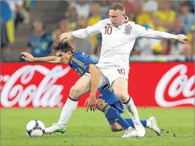  ?? KIRSTY WIGGLESWOR­TH / AP ?? Rooney, que lluita amb Garmash, va ser un corcó durant tot el partit per a Ucraïna