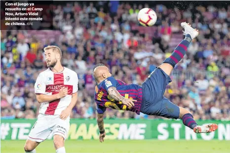  ?? /EFE ?? Con el juego ya resuelto en el Camp Nou, Arturo Vidal intentó este remate de chilena.