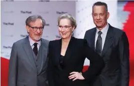  ?? FOTO: NEIL HALL ?? Steven Spielberg tillsamman­s med Meryl Streep och Tom Hanks inför premiären på The Post i London.