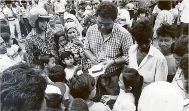  ??  ?? Household name: A younger Mahadzir being mobbed by fans during a media event in Kuala Lumpur. — ZUBIR YAHYA/ The Star