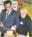  ??  ?? Minister Hauk (links) probiert Käse von der Dorfkäsere­i Geifertsho­fen.