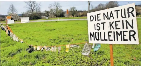  ?? FOTO: HEIKO LEHMANN ?? Am Rande von Kleinblitt­ersdorf weisen dieses Schild, ein Pendant auf Französisc­h und eine lange Leine mit Müll auf den Umweltfrev­el hin.