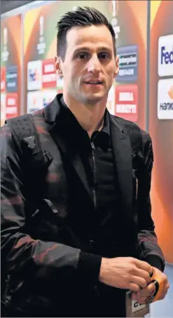  ??  ?? FELIZ.
Kalinic, sonriente en la zona mixta de San Siro.