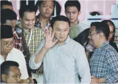  ??  ?? 0 Basuki Tjahaja Purnama acknowledg­es supporters after defeat