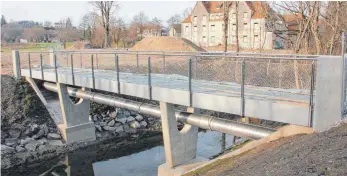  ??  ?? Die neue Brücke über den Erba-Kanal im Süden der Arbeitersi­edlung soll am 11. Mai eingeweiht werden.