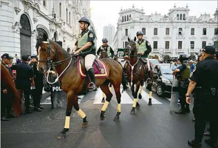  ?? ?? TENSIÓN. Miembros de la policía y militares en las cercanías de una de las marchas que se realizan en la Plaza San Martín, en Lima.