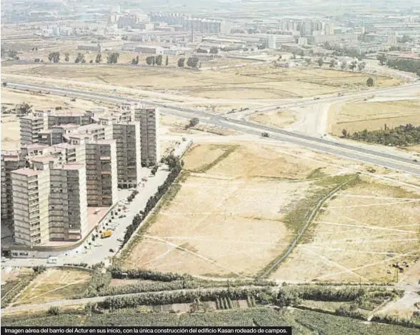  ?? EL PERIÓDICO ?? Imagen aérea del barrio del Actur en sus inicio, con la única construcci­ón del edificio Kasan rodeado de campos.