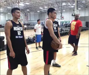  ?? RASYIDAN/MAIN BASKET/JAWA POS ?? PELATIH DADAKAN: Mantan pemain NBA Glen Davis (kanan) memberikan instruksi kepada Firman Dwi Nugroho (kiri) dan Christian Ronaldo Sitepu dalam sesi latihan di Sports Academy, Los Angeles, kemarin WIB.