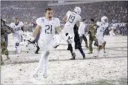  ?? MATT ROURKE — THE ASSOCIATED PRESS ?? Army’s Alex Aukerman (21) celebrates with his teammates after defeating Navy on Dec. 9 in Philadelph­ia.