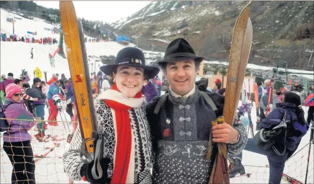  ??  ?? HERMANOS. Blanca Fernández Ochoa, junto a su admirado hermano Paquito, oro olímpico en 1972, durante una jornada de esquí clásico en Baqueira Beret.